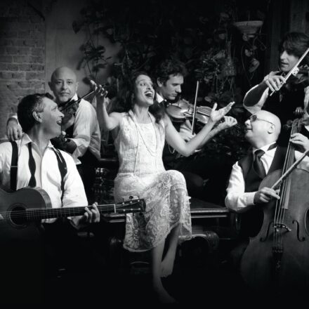 Sorrento, Noa incanta il Teatro Tasso: musica, emozione e un forte messaggio di pace