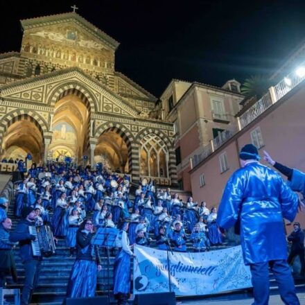 Amalfi, la tradizione folkloristica accoglie il nuovo anno tra musica, rime e colori