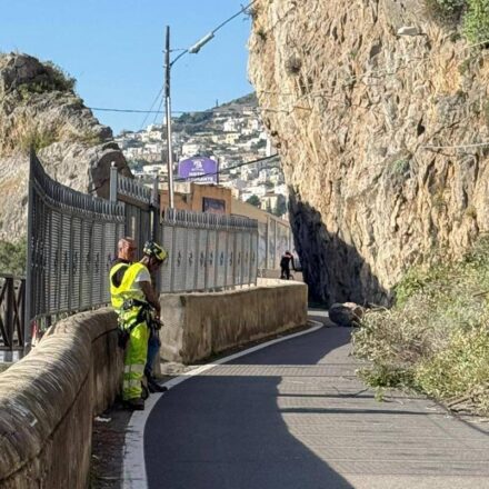 Frana a Furore, riapre la Statale Amalfitana: traffico a senso di marcia alternato regolato da semafori