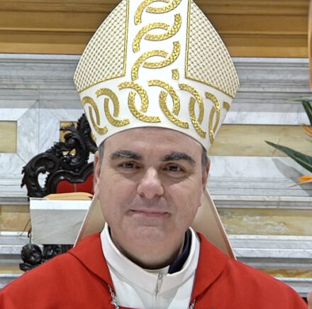Natale 2025, il messaggio del Vescovo Michele Fusco: “Siate cercatori di luce”. L’annuncio del Congresso Eucaristico Diocesano