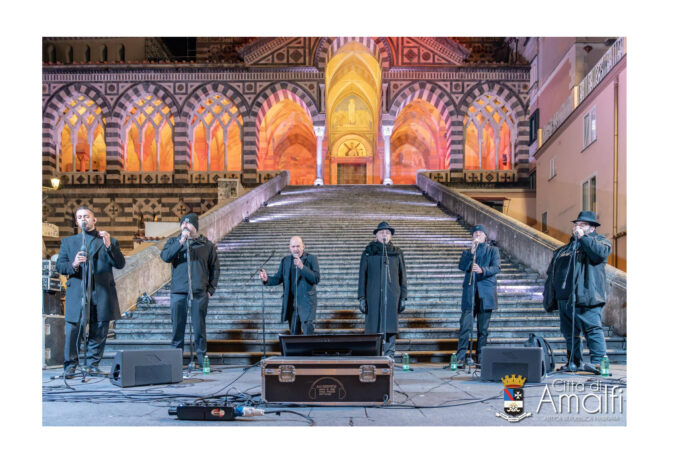 Amalfi, Piazza Duomo gremita: le voci dei Neri per Caso accendono la magia di Santo Stefano