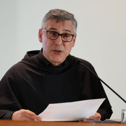 Sorrento, a Villa Fiorentino grande partecipazione per l’anteprima del nuovo libro di Padre Enzo Fortunato: “E se tornasse Francesco?”