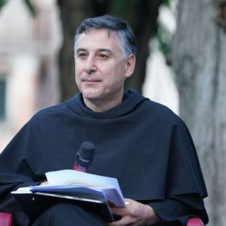 Sorrento, padre Enzo Fortunato a Villa Fiorentino per presentare in anteprima il suo libro “E se tornasse Francesco?”