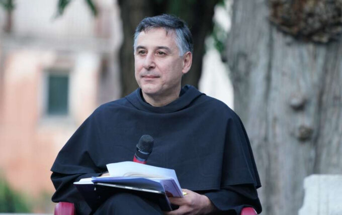 Sorrento, padre Enzo Fortunato a Villa Fiorentino per presentare in anteprima il suo libro “E se tornasse Francesco?”