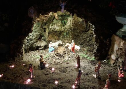 Positano rinnova la tradizione: questa sera processione e deposizione del Bambinello nel presepe della Grotta di Fornillo