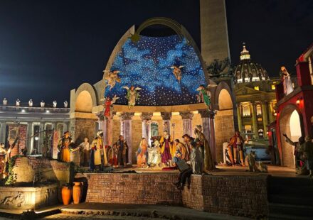 Inaugurato il presepe di Piazza San Pietro: l’artista Federico Iaccarino incanta con i suoi pastori