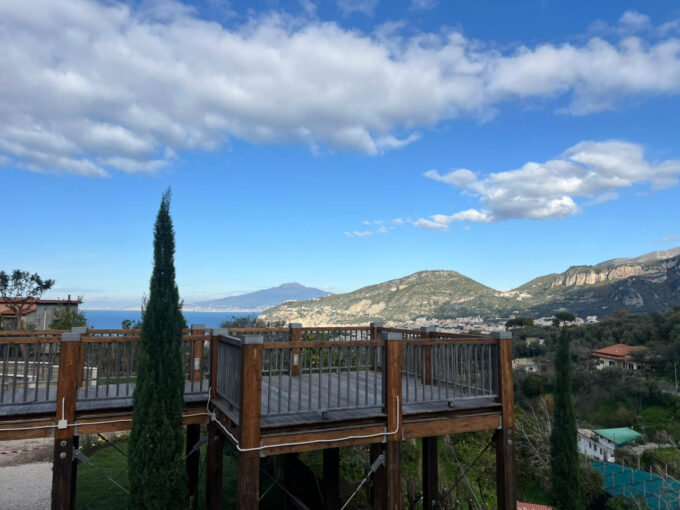 Sant’Agnello, riqualificata la piazzetta panoramica di Trasaella: sicurezza, verde e un nuovo defibrillatore