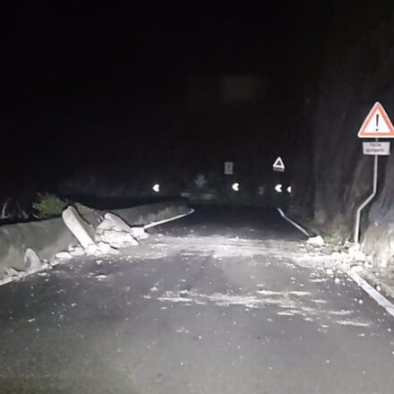 Maiori, crollo del muro sulla Statale Amalfitana: sopralluoghi e primi rilievi
