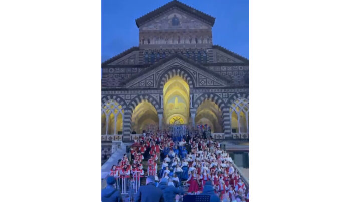 Amalfi inaugura il nuovo anno con il canto delle tradizioni: le bande del Capodanno Folk si esibiscono sulla scala del Duomo