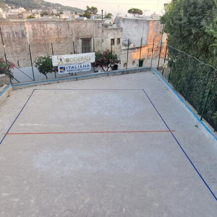 Anacapri, 200mila euro per la rinascita della Sala Parrocchiale e del campetto: il Comune sostiene la comunità dopo l’incendio