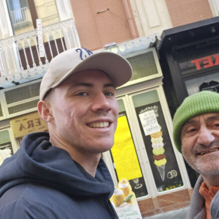 Relax a Sorrento per l’attaccante del Napoli Rasmus Højlund: passeggiata sul Corso Italia e tappa golosa