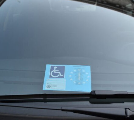 Piano di Sorrento, aumento delle violazioni nell’uso dei contrassegni per disabili: cinque sanzioni durante le festività