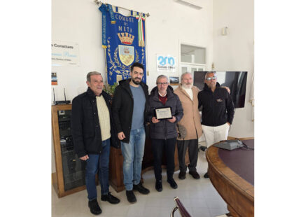 Meta celebra l’eccellenza artigiana: il Maestro Federico Iaccarino riceve la Targa “Luce della Penisola Sorrentina