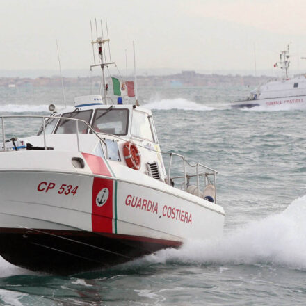 Ricerche in corso nel Golfo di Napoli: cresce la preoccupazione per un surfista disperso