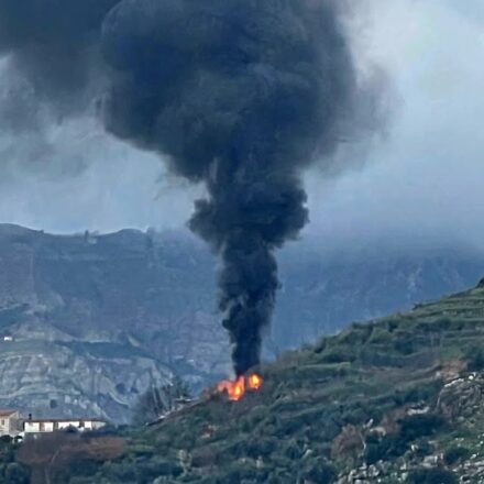 Vico Equense, esplosione e incendio nella località Camaldoli ad Arola: difficoltà per i soccorsi