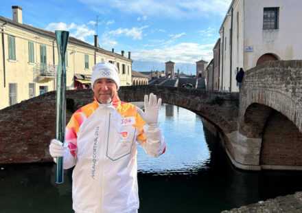 Piano di Sorrento celebra il tedoforo Pino D’Alessio, protagonista del passaggio della Fiamma Olimpica