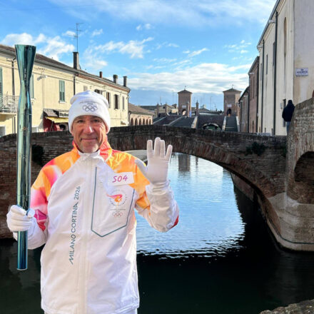 Piano di Sorrento celebra il tedoforo Pino D’Alessio, protagonista del passaggio della Fiamma Olimpica