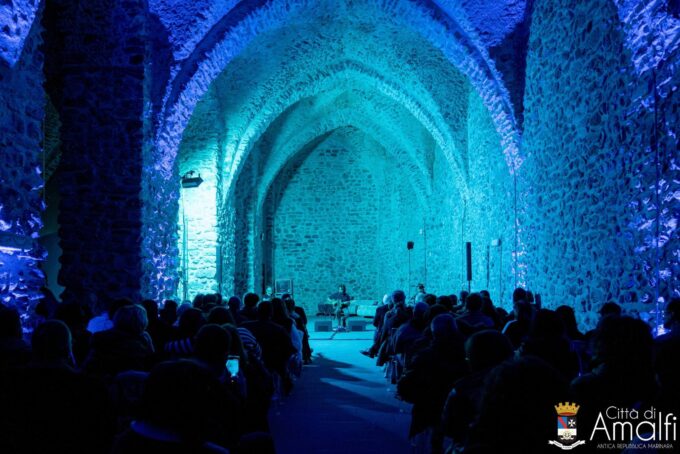 “Scene d’Amalfi”: debutta la rassegna teatrale che celebra i grandi classici napoletani all’Antico Arsenale