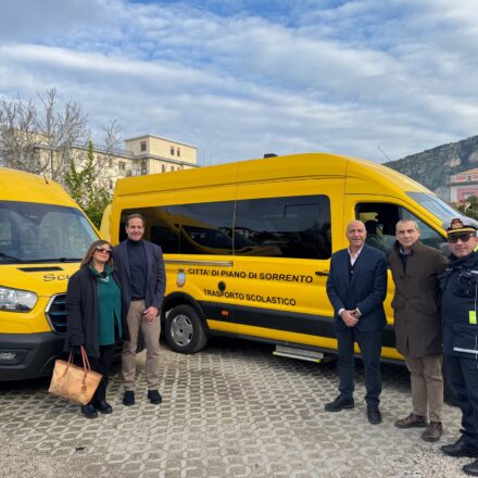 Piano di Sorrento, le lezioni nel 2026 riprendono con due nuovi scuolabus elettrici: più sicurezza e sostenibilità per gli studenti