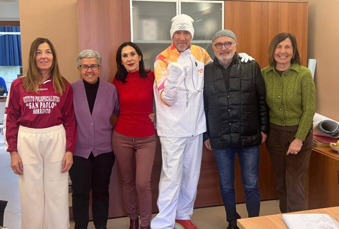 Sorrento, dalla Fiamma Olimpica ai banchi di scuola: il rientro di Pino D’Alessio all’istituto San Paolo