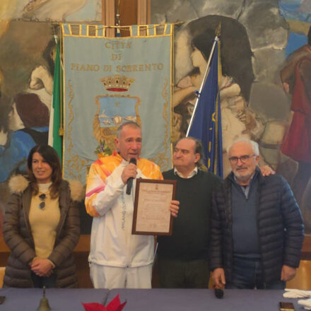 Piano di Sorrento, grande partecipazione in Sala Consiliare per l’omaggio al tedoforo Pino D’Alessio