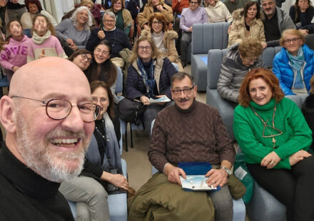 Piano di Sorrento, a Mortora Shabbat di sorrisi con don Giovanni Berti (Gioba): quando la fede si racconta con una vignetta