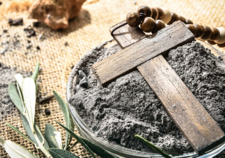Don Tonino Bello: “Cenere in testa e acqua sui piedi”. Dal Mercoledì delle Ceneri al Giovedì Santo