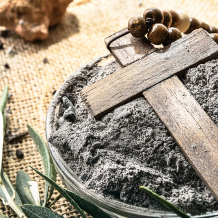 Don Tonino Bello: “Cenere in testa e acqua sui piedi”. Dal Mercoledì delle Ceneri al Giovedì Santo