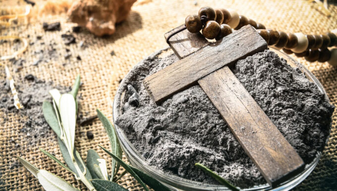 Don Tonino Bello: “Cenere in testa e acqua sui piedi”. Dal Mercoledì delle Ceneri al Giovedì Santo
