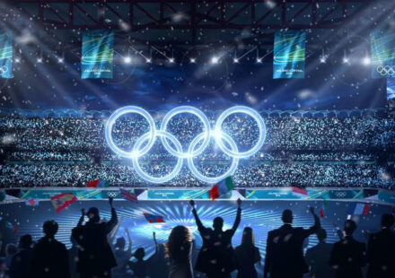 Milano-Cortina 2026: la Fiamma accende l’Arco della Pace, la Cerimonia di Apertura in diretta su Rai 1 ed Eurosport