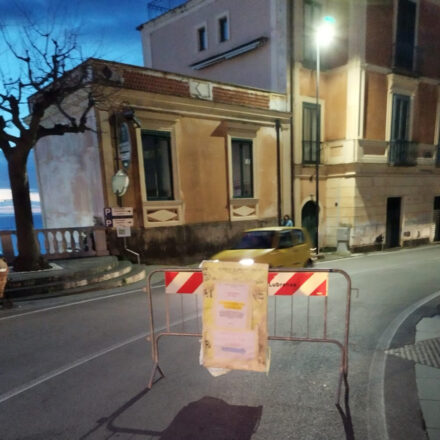 Massa Lubrense, crolla un muro in Via Partenope: strada chiusa fino al ripristino della sicurezza