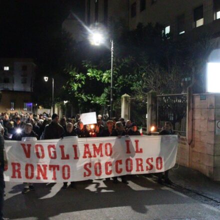 Vico Equense, fiaccolata per la riapertura del Pronto Soccorso. Il sindaco Aiello: «Un silenzio carico di significato»