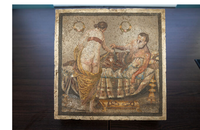 Il mosaico degli amanti restituito a Pompei: risolto il “cold case” archeologico, proviene da una villa romana nelle Marche