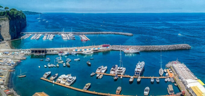 Porto turistico tra Piano di Sorrento e Sant’Agnello: la proposta della famiglia Aponte accende il dibattito