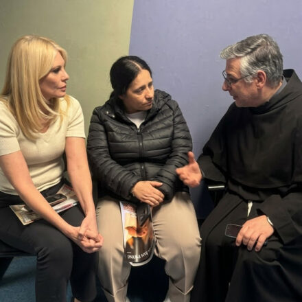 Padre Enzo Fortunato incontra mamma Patrizia: un abbraccio nel ricordo del piccolo Domenico