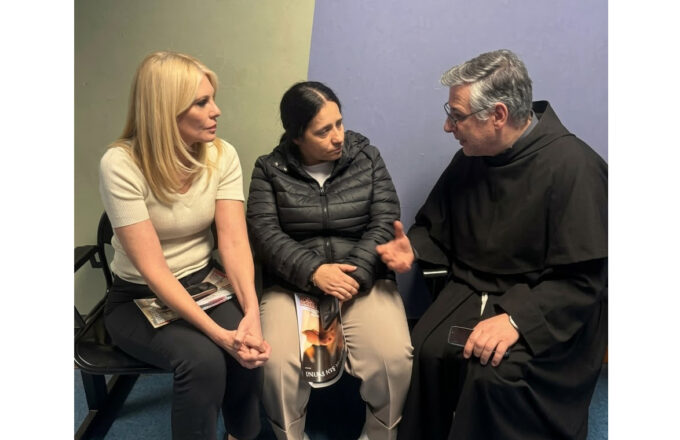 Padre Enzo Fortunato incontra mamma Patrizia: un abbraccio nel ricordo del piccolo Domenico