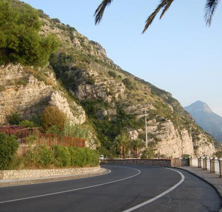 Il termine “Strada” analizzato nel Piccolo Dizionario Amorevole della Penisola Sorrentina e Costiera Amalfitana