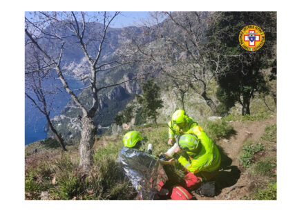 Positano, escursionista soccorsa sul Sentiero degli Dei: intervento del CNSAS e trasporto in elicottero