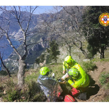 Positano, escursionista soccorsa sul Sentiero degli Dei: intervento del CNSAS e trasporto in elicottero