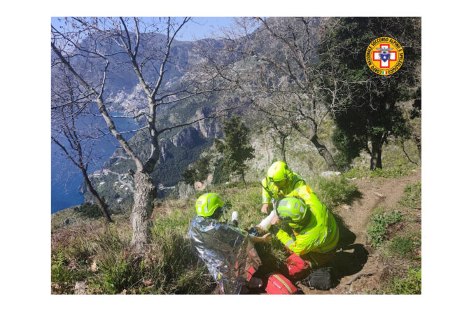 Positano, escursionista soccorsa sul Sentiero degli Dei: intervento del CNSAS e trasporto in elicottero