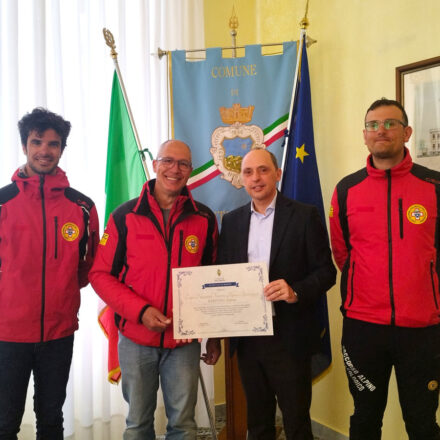 Sant’Agnello, il sindaco Antonino Coppola consegna gli attestati di merito agli operatori del Corpo Nazionale Soccorso Alpino e Speleologico