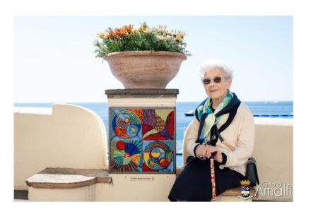 L’artista Clara Garesio dona ad Amalfi l’opera d’arte “Passeggiata”