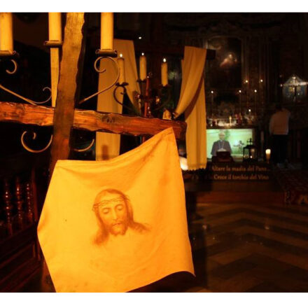 Il Cireneo e la Veronica nelle processioni della Settimana Santa sorrentina: il peso condiviso e la carezza che resta