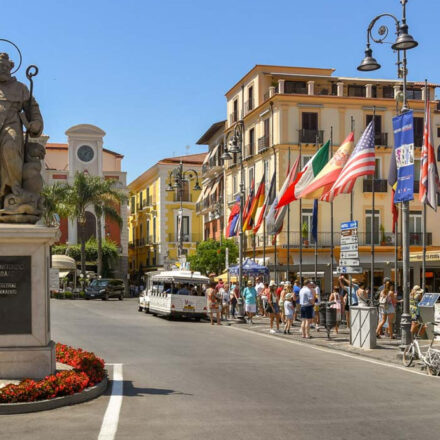 Sorrento, svolta per le aste portabandiera di Piazza Tasso: via al progetto di riqualificazione