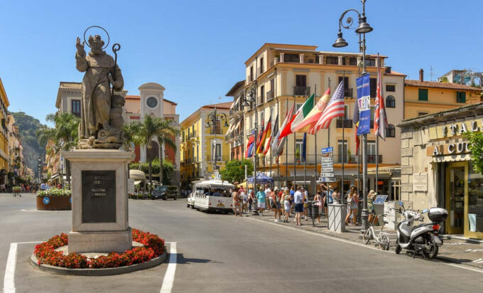 Bufera su Sorrento, la Procura indaga su gare e assunzioni pubbliche: 21 indagati