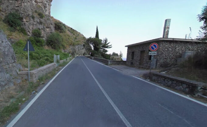 Positano, incidente sulla Statale 163: scooterista ferito, van in fuga. L’assessore Anna Celentano: “Semplicemente vergognoso”