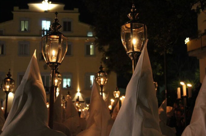 Settimana Santa a Piano di Sorrento: tra devozione autentica e folklore da vetrina