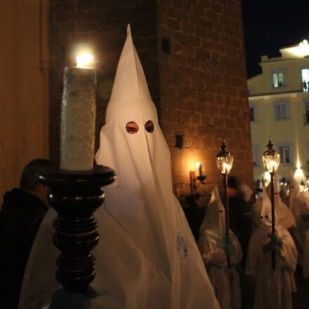 Le processioni della Settimana Santa chiedono rispetto e silenzio, ma tra chi assiste cresce l’inciviltà