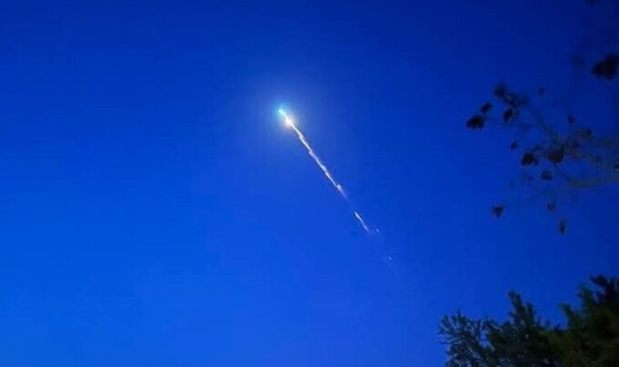 Misteriose scie luminose nei cieli d’Italia, visibili anche in Campania. Ecco di cosa si tratta