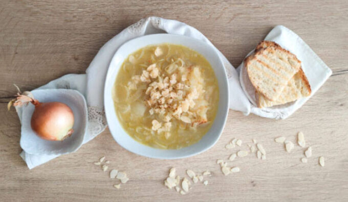 La zuppa di cipolle del Sabato Santo. Ecco perché si mangia e come prepararla